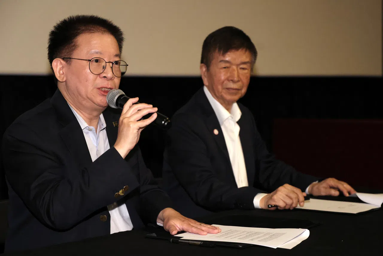 陈继贤（左）和徐进良导演在媒体见面会上签署合作协议备忘录。（陈斌勤摄）