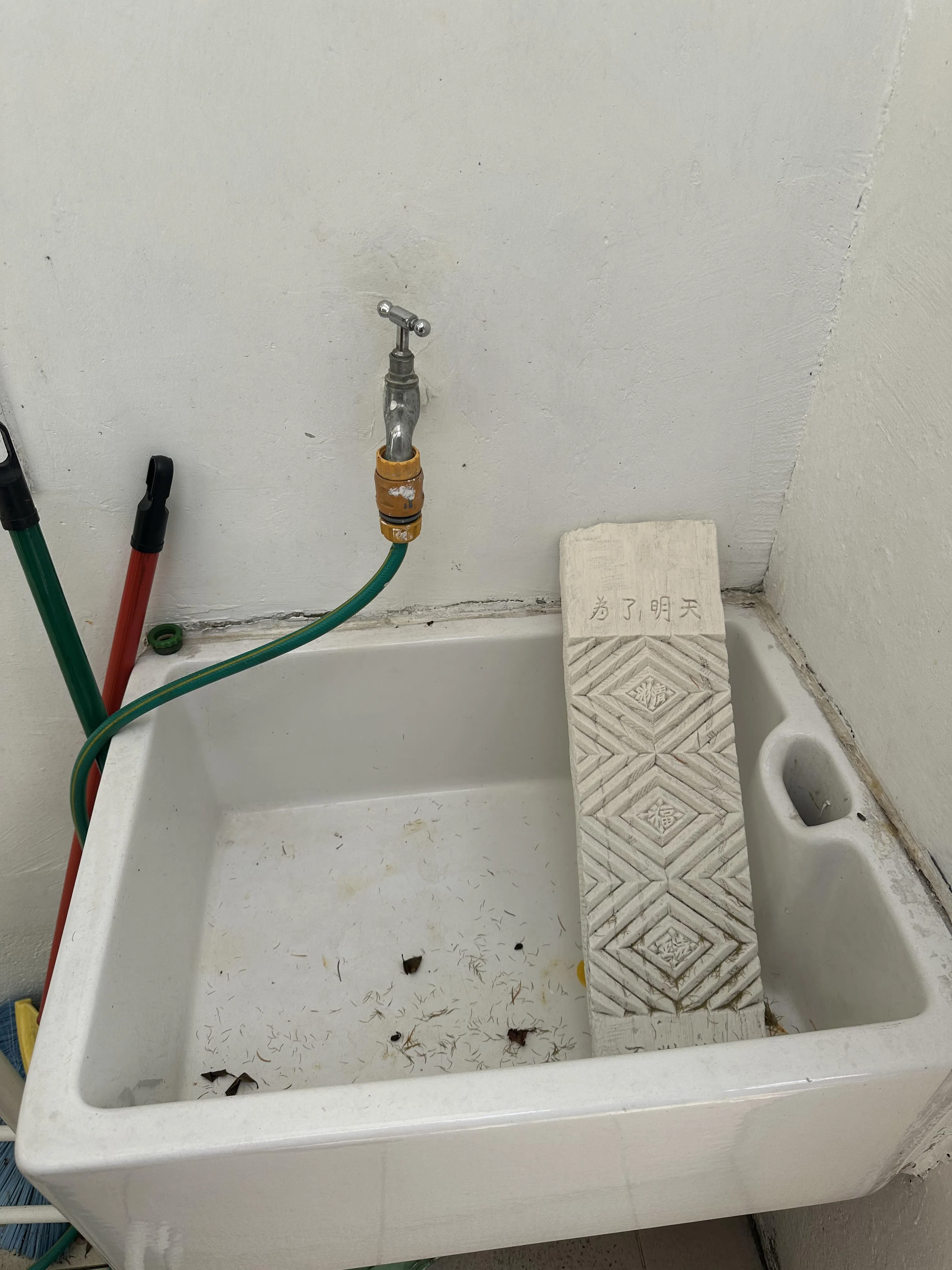 中国柳溪用瓷器制造老搓衣板表达母爱。（黄向京摄）