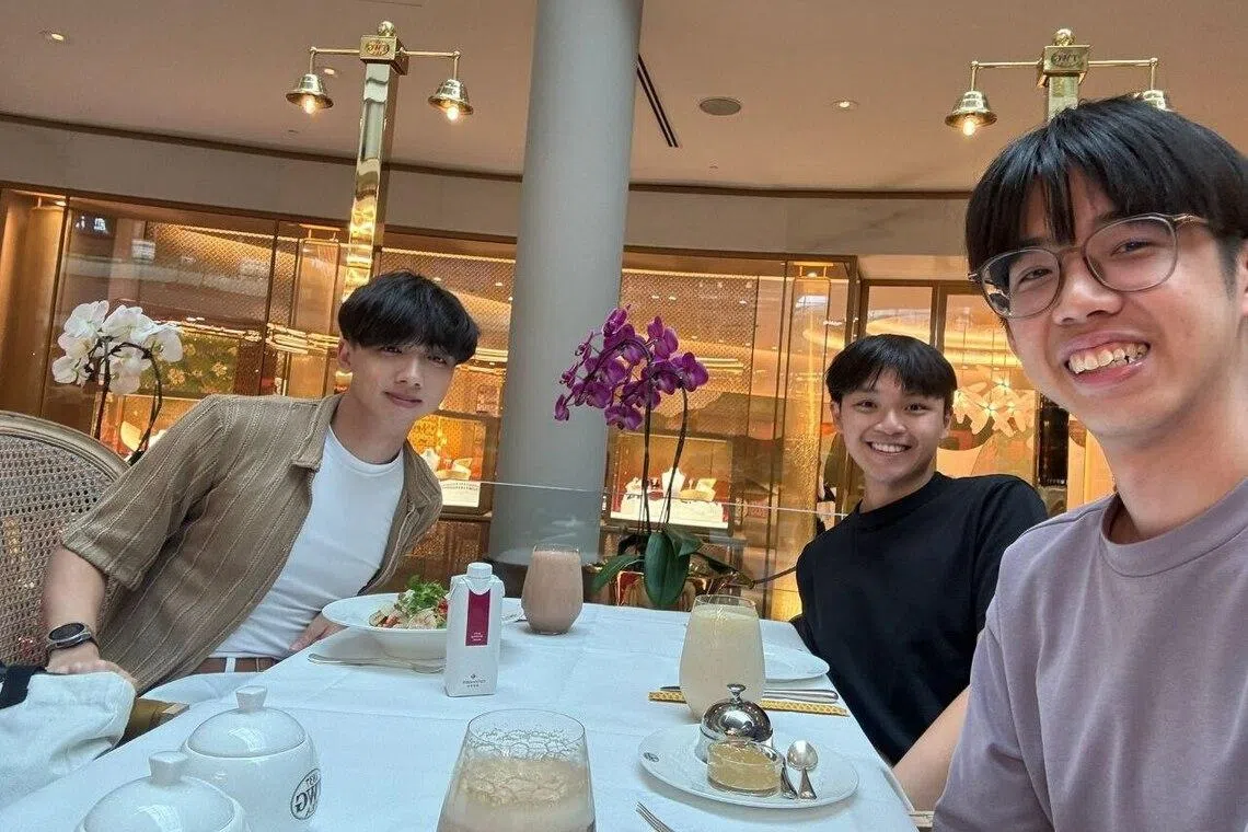  寒假期间回新加坡和高中同学叙旧，话题离不开实习和人生规划。（作者提供）