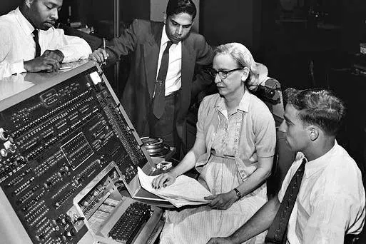 格蕾丝·霍珀（Grace Murray Hopper，左三）是COBOL语言发起人之一。1960年初，她与同侪提议用两位数字来记录年份，这也是千年虫的缘起。（互联网）