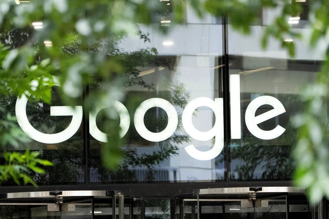 Alphabet Inc旗下搜索巨头谷歌已经同意以约24亿美元，买下人工智能编程初创公司Windsurf的非独家技术授权，同时聘请公司首席执行官和部分员工，把他们融入谷歌DeepMind代理编码部门。（路透社）