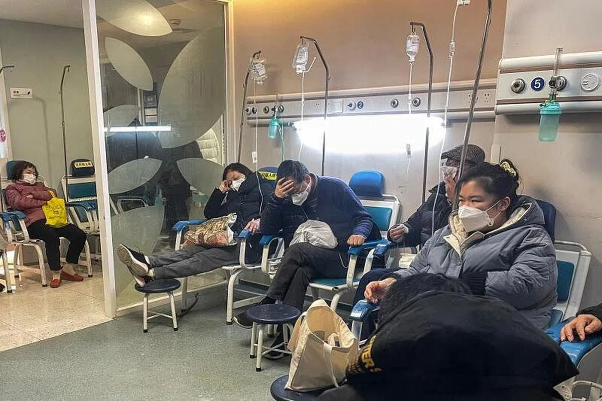 上海长宁区民众12月23日在当地一家发热门诊吊点滴。（法新社）