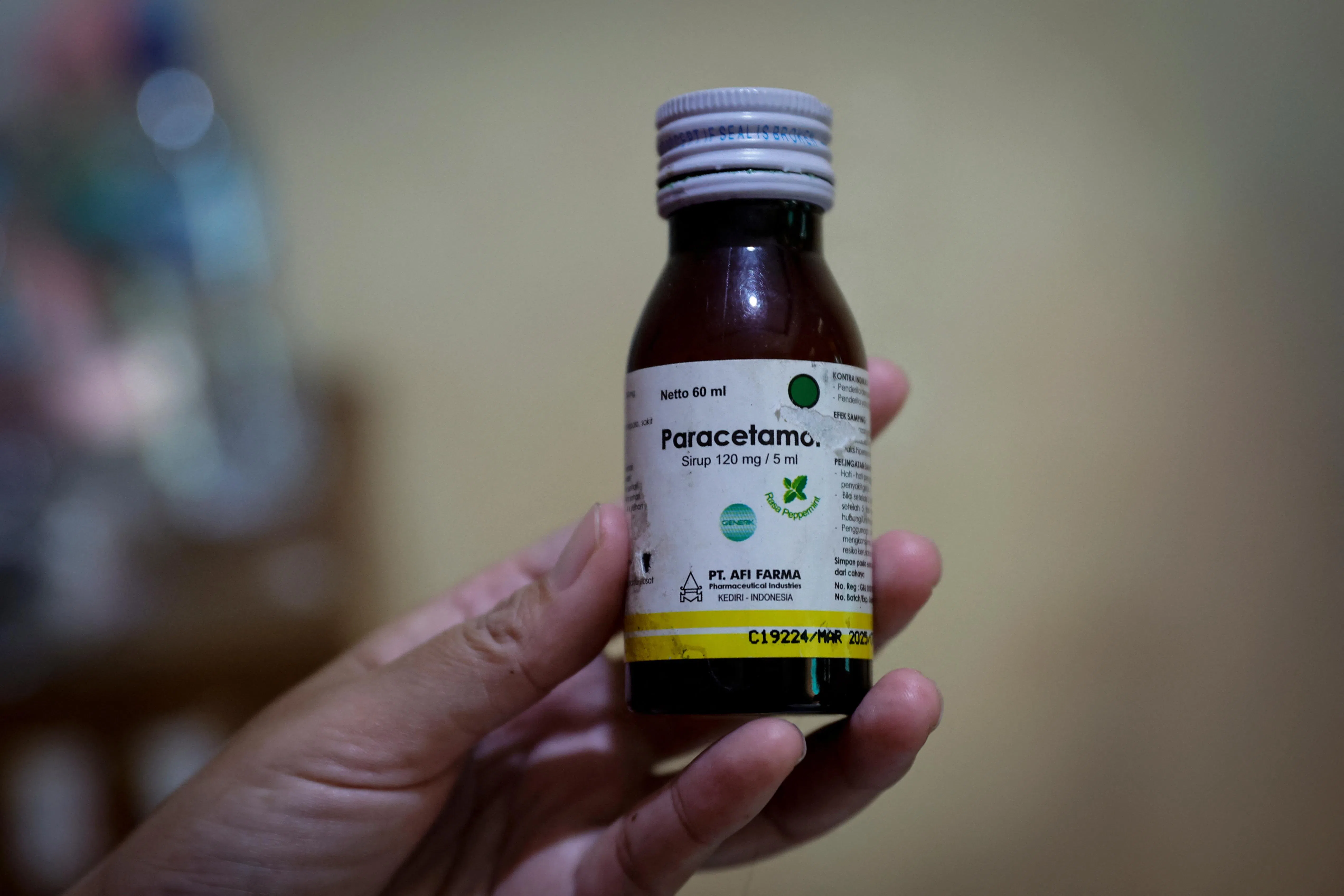 五岁的希娜去年9月摄入这款印尼国内制造的止咳药后中毒。经查，药物中乙二醇浓度高达99％。（路透社）