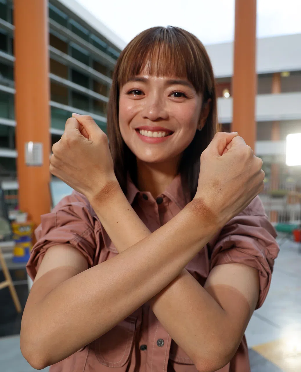 陈凤玲8月中完成任务返新，手上仍留有明显的晒痕。（萧紫薇摄）