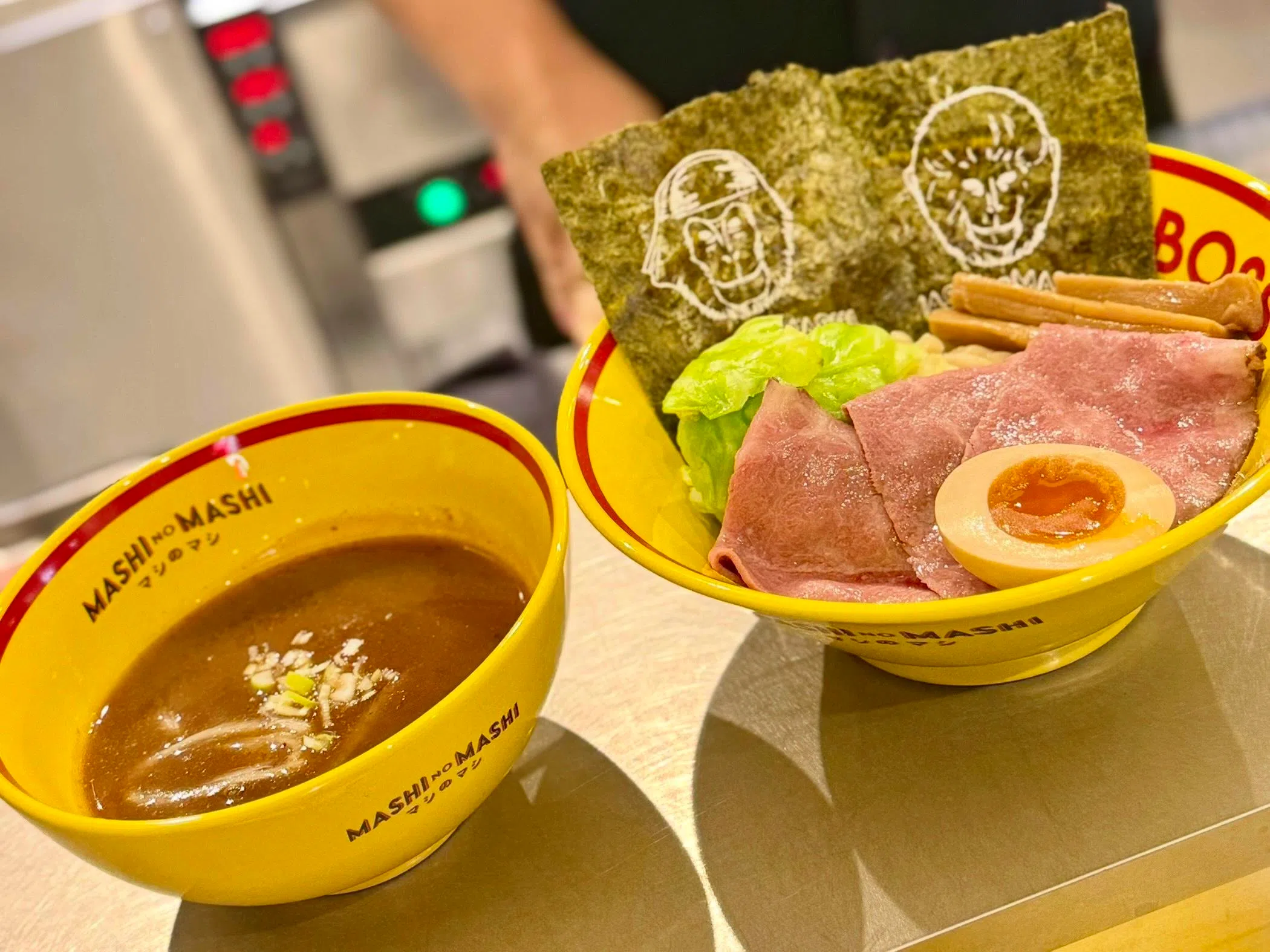 和牛蘸面配料有竹笋、包菜、海苔片、半个溏心蛋，以及和牛，配上软硬适中的面条，每一口都饱满扎实。（叶晓虹摄）