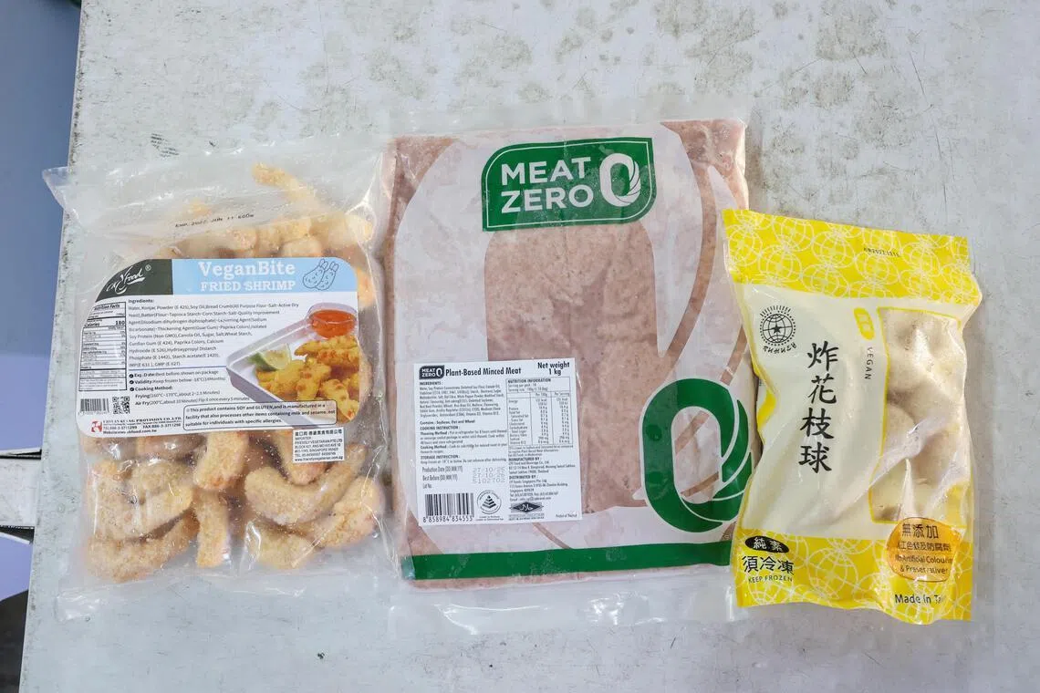 本地售卖的植物肉产品琳琅满目，包括卜蜂集团2021年9月起在新加坡推出的“MEAT ZERO”植物肉（中）。（游甯稀摄）