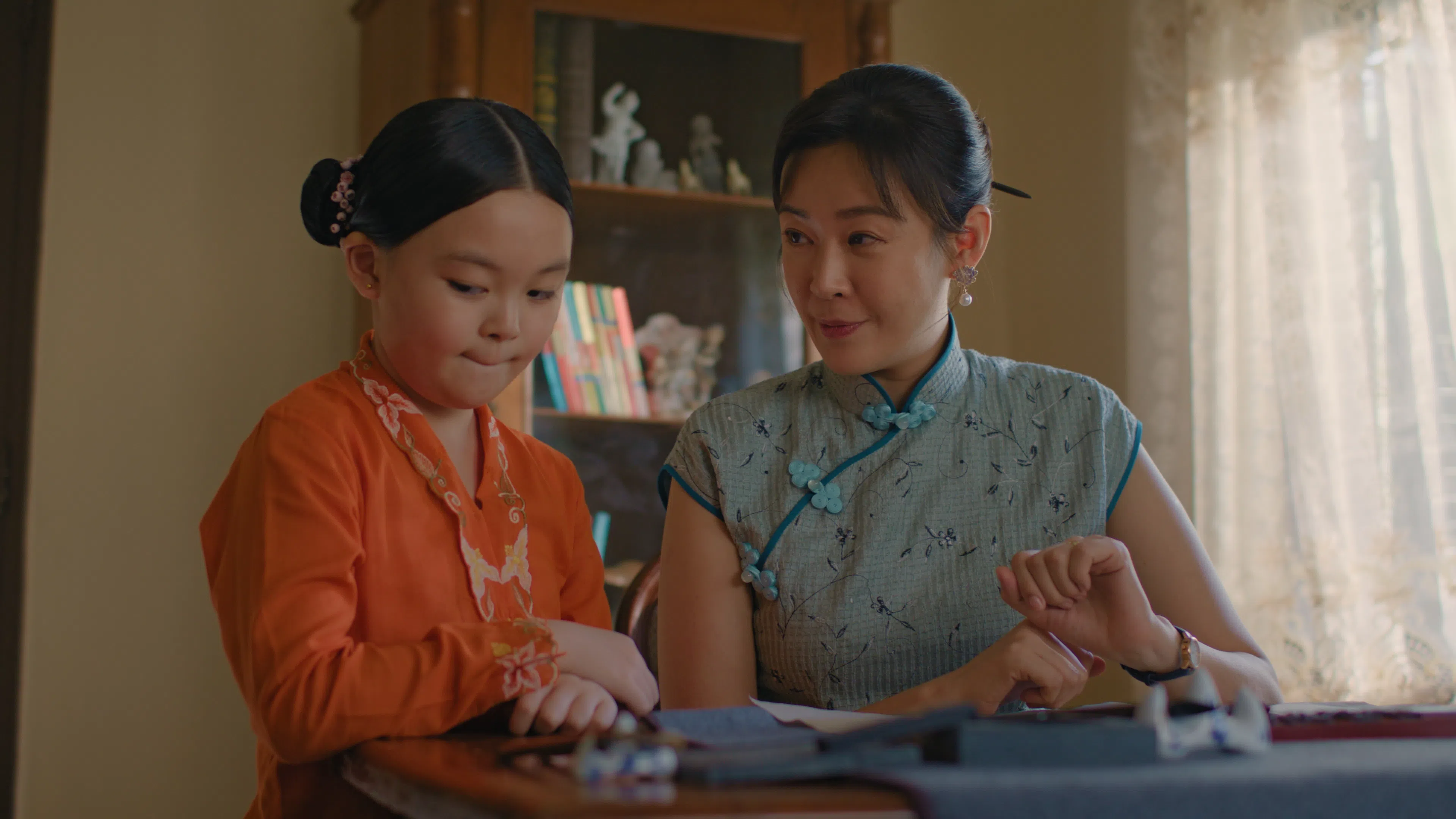 谢芷萱（左）在《翡翠山》饰演的小“心娘”被二少奶奶刘子绚（右）收养。（新传媒提供）