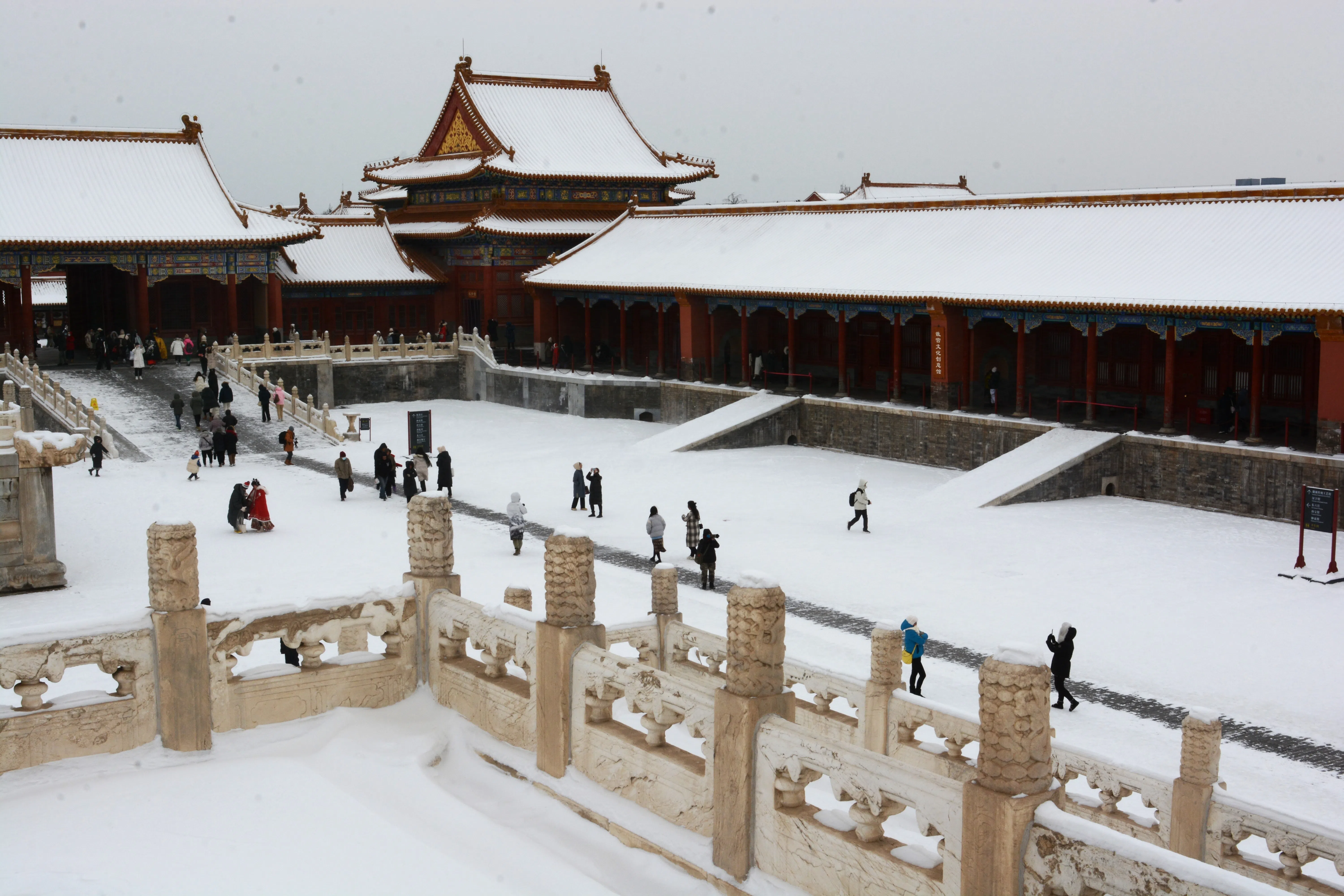 雪后的故宫宫殿，线条特别清晰。