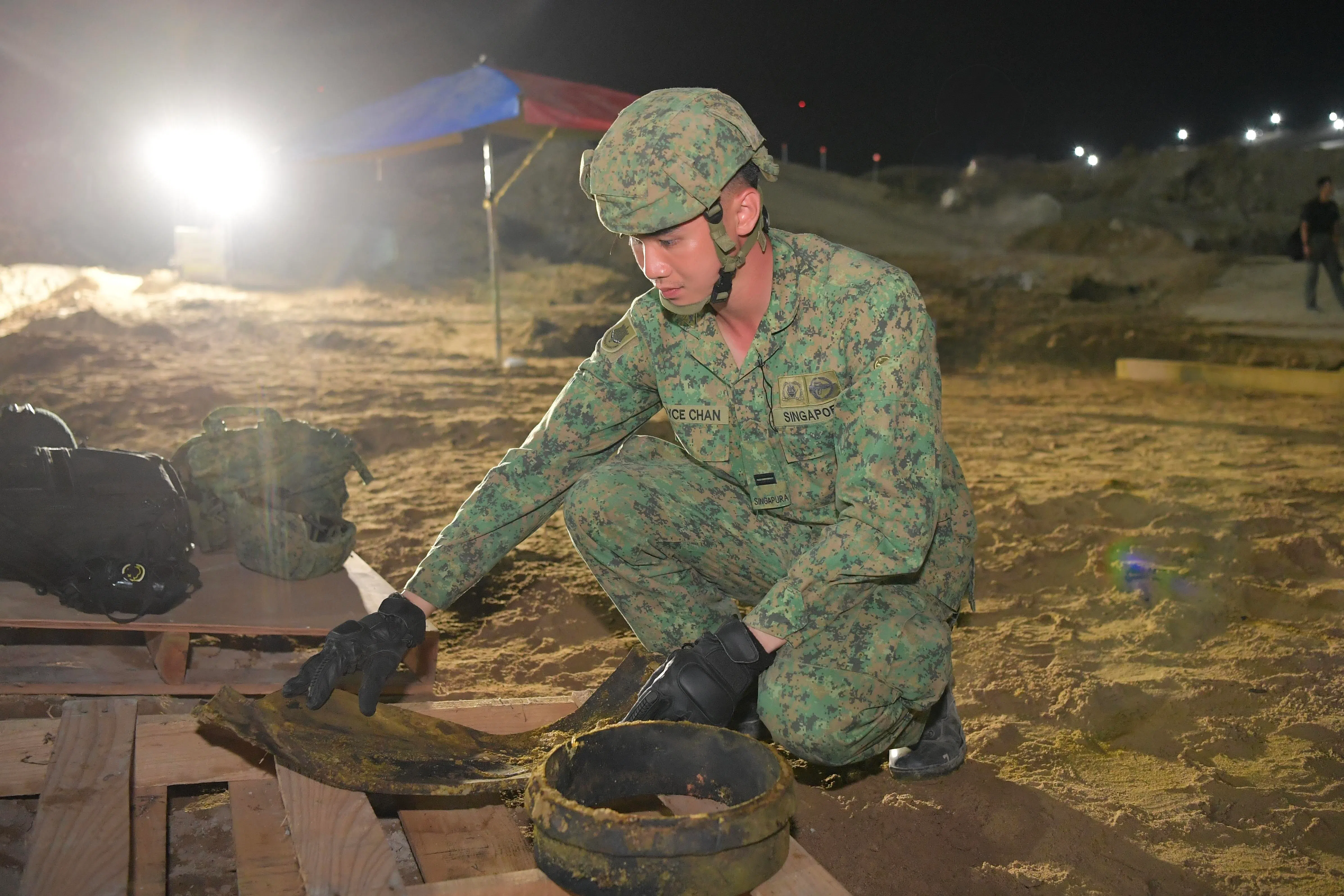 炸弹引爆过程中，机场运作未受影响。（新加坡国防部提供）