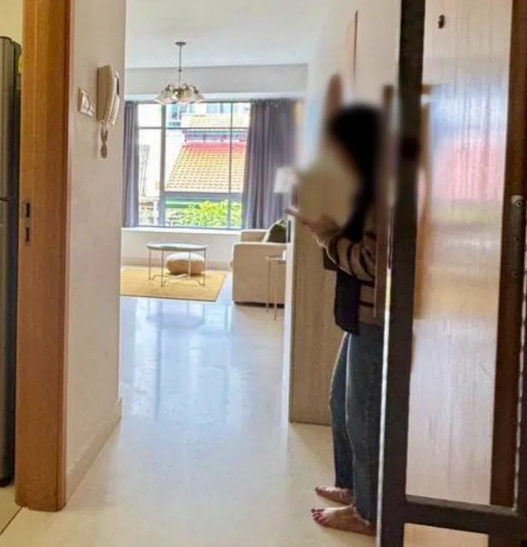 陈哲艺的同事看房子时拍下替他们开门的人，这个人并非他们联系的“房屋经纪”。（受访者提供）