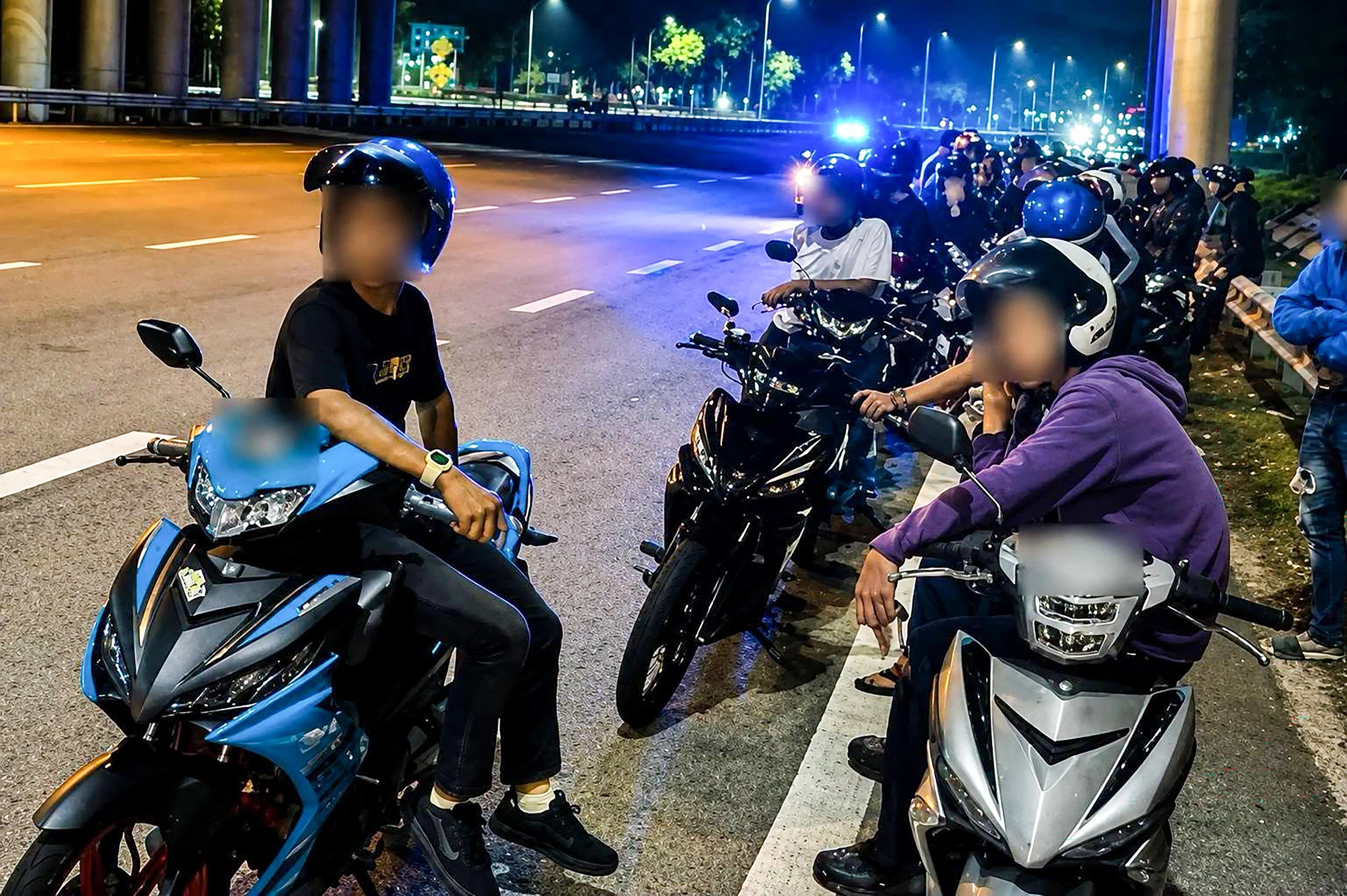 柔佛依斯干达布蒂里警方星期天（8月23日）凌晨在新马第二通道取缔非法飙车，并扣押31辆电单车和发出75张罚单。（依斯干达布蒂里警方提供）