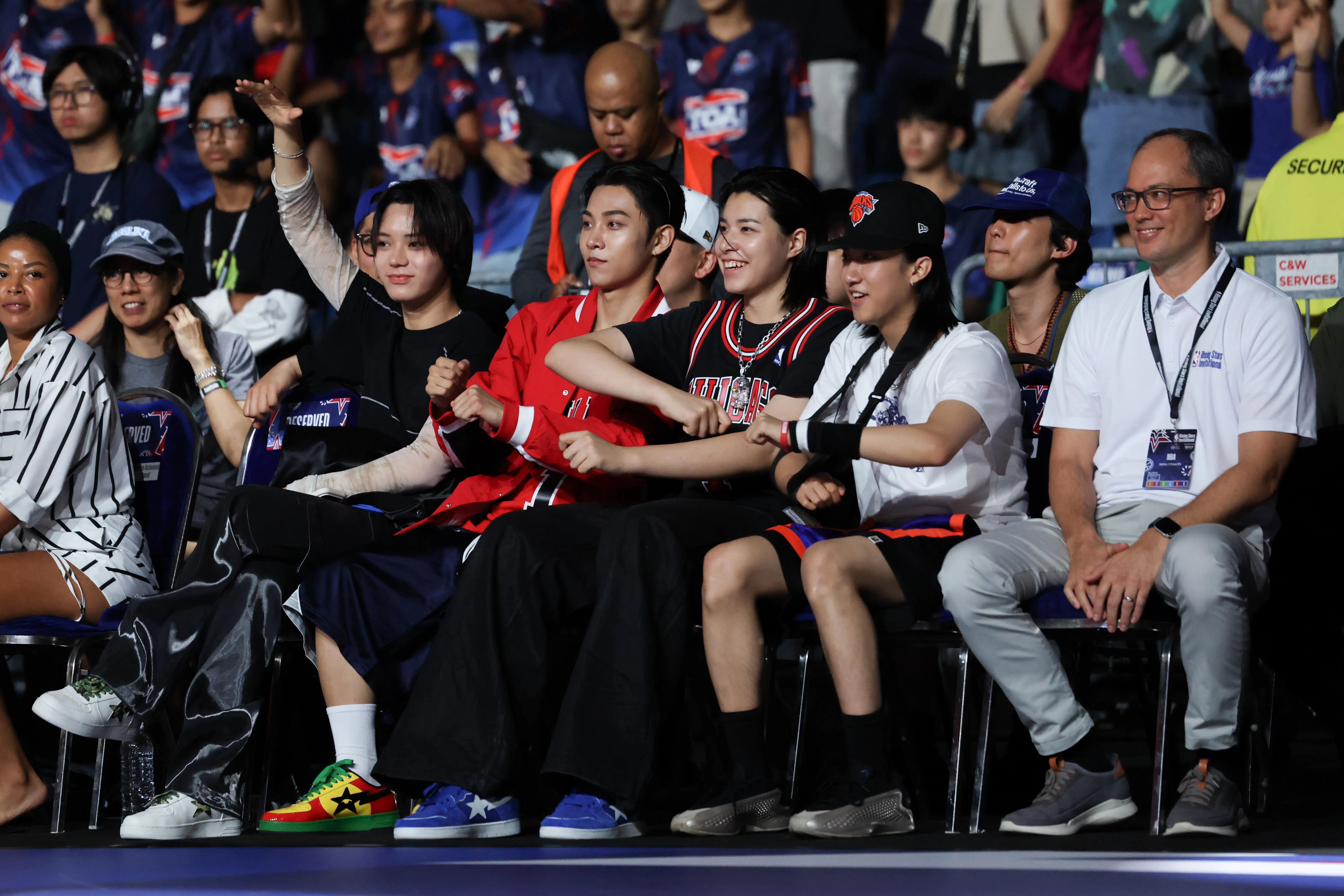 LNGSHOT担任第二届NBA新星邀请赛表演嘉宾，演出前在场边观赛。（关俊威摄）