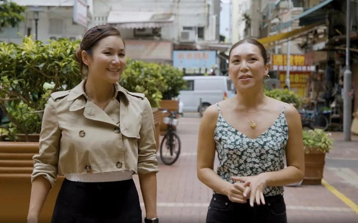 执掌米其林二星餐厅的刘韵棋（左），和主持人Debbie Wong一起探索油麻地。（香港旅游发展局提供）