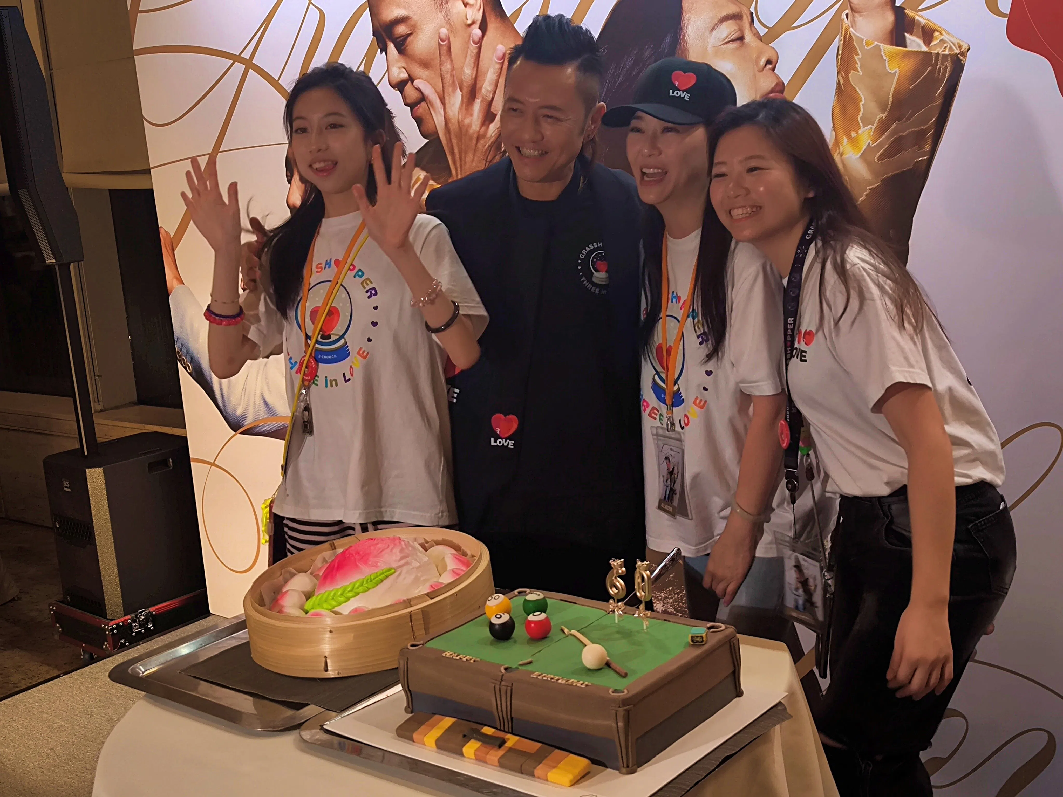 苏志威（左二）和老婆刘小慧（右二）及长女苏君荞（右一）和幼女苏靖珺在庆功宴上。