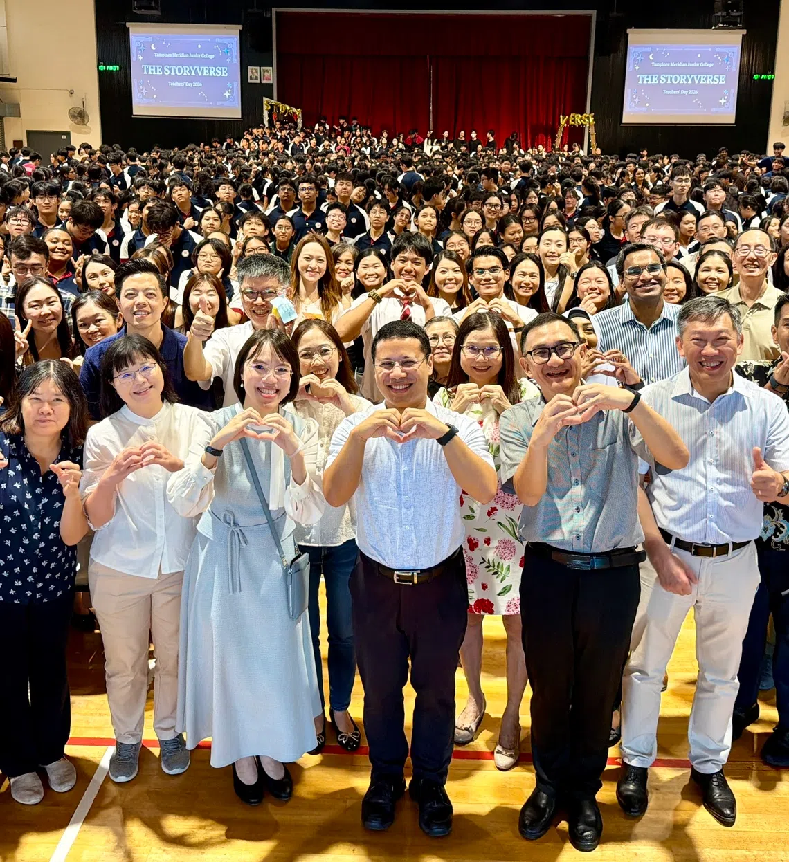 教育部长李智陞（前排中）与全体师生在庆祝会上拍照留念。（淡滨尼美廉初级学院提供）