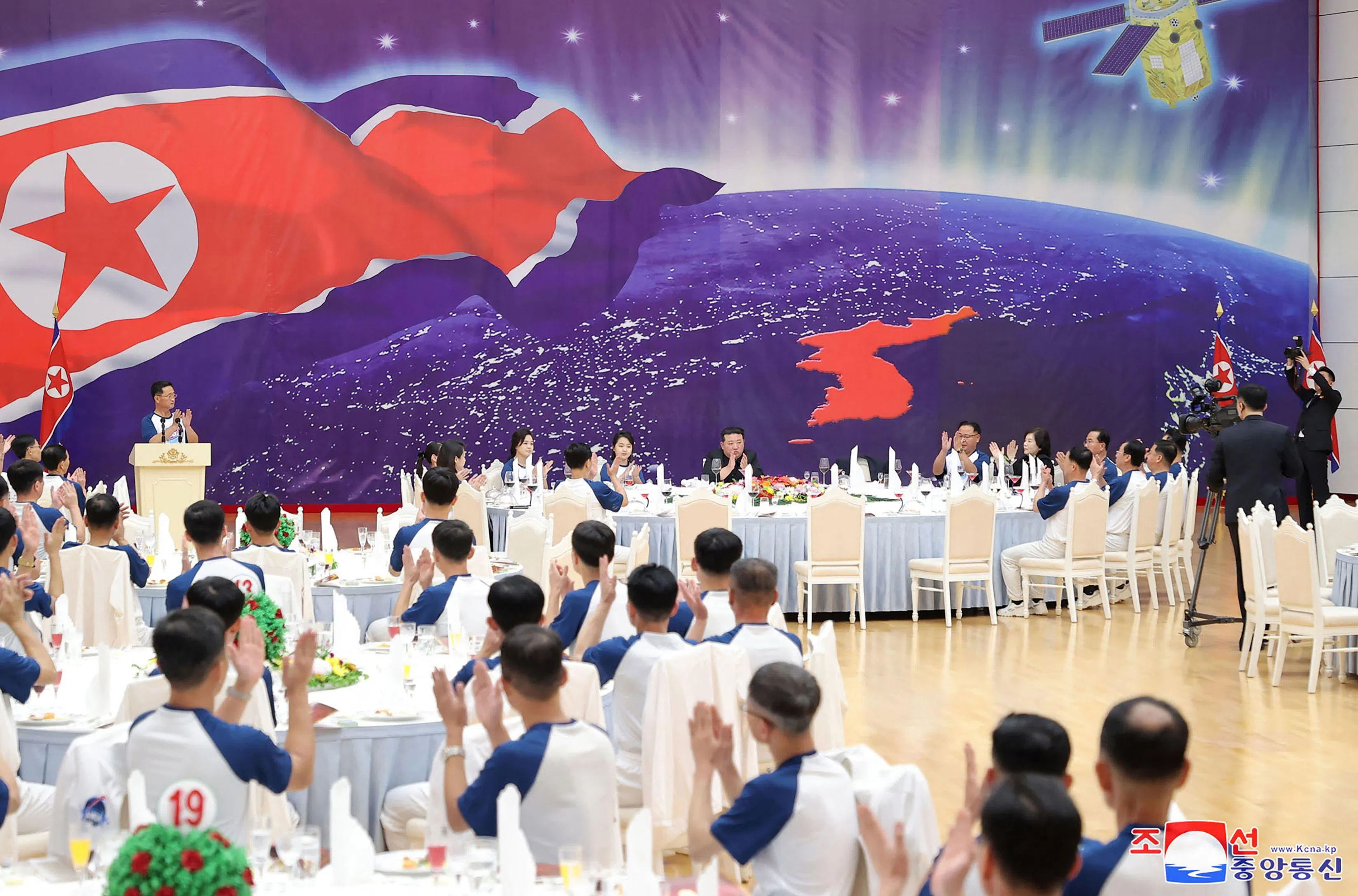 朝鲜国务委员会委员长金正恩在平壤餐厅“木兰馆”设宴庆祝侦察卫星“万里镜-1”号发射成功。（法新社）
