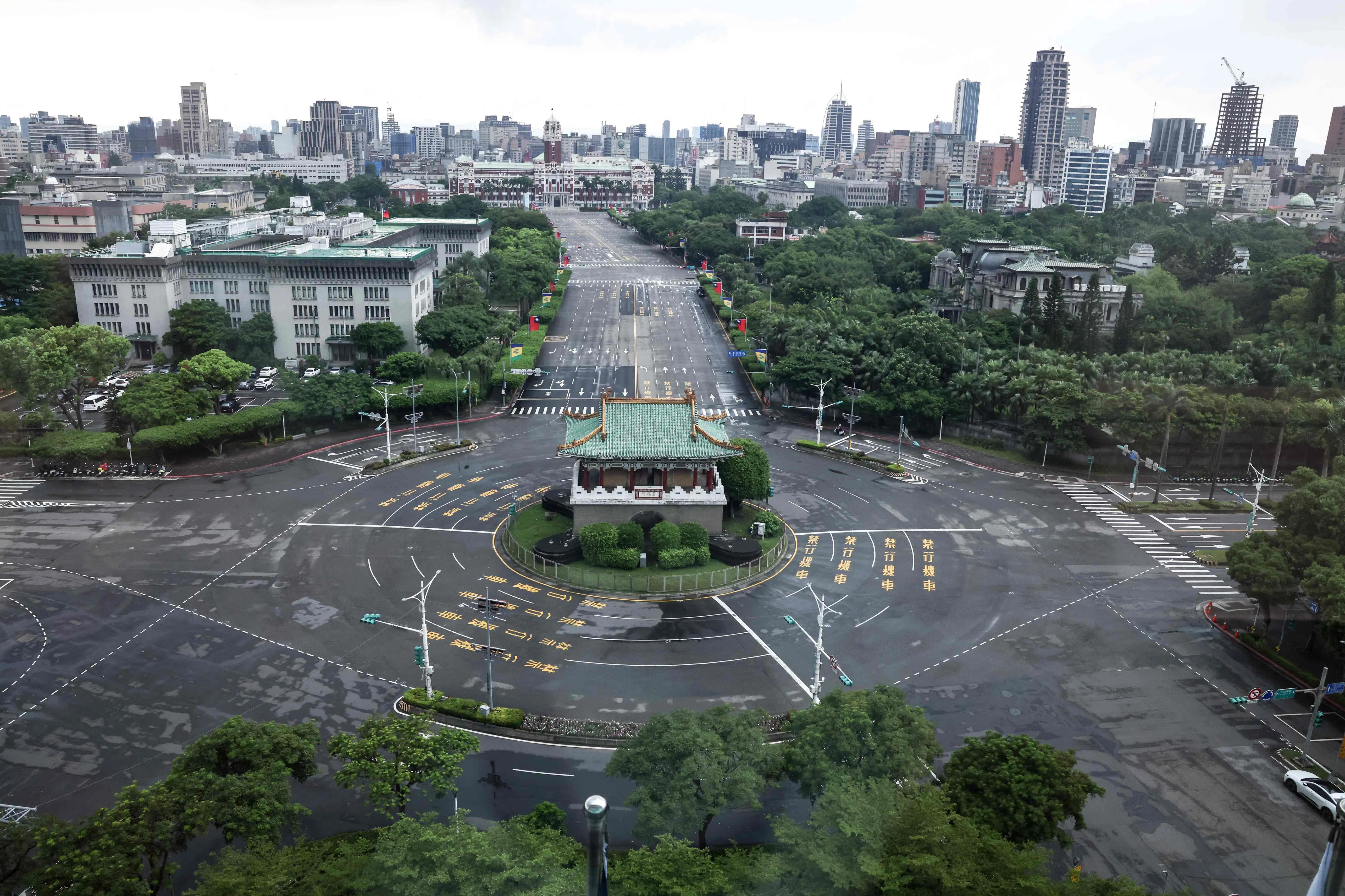台北市等台湾七个北部县市星期四（8月13日）展开城镇韧性防空演习，台北东门街头原本有川流不息的车流，但在演习期间犹如空城。（法新社）