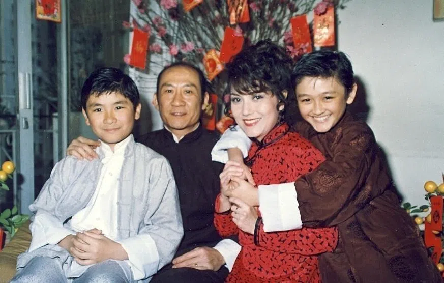 李家鼎（左二）和施明（右二），育有一对儿子，岂料如今兄弟闹不和。（互联网）
