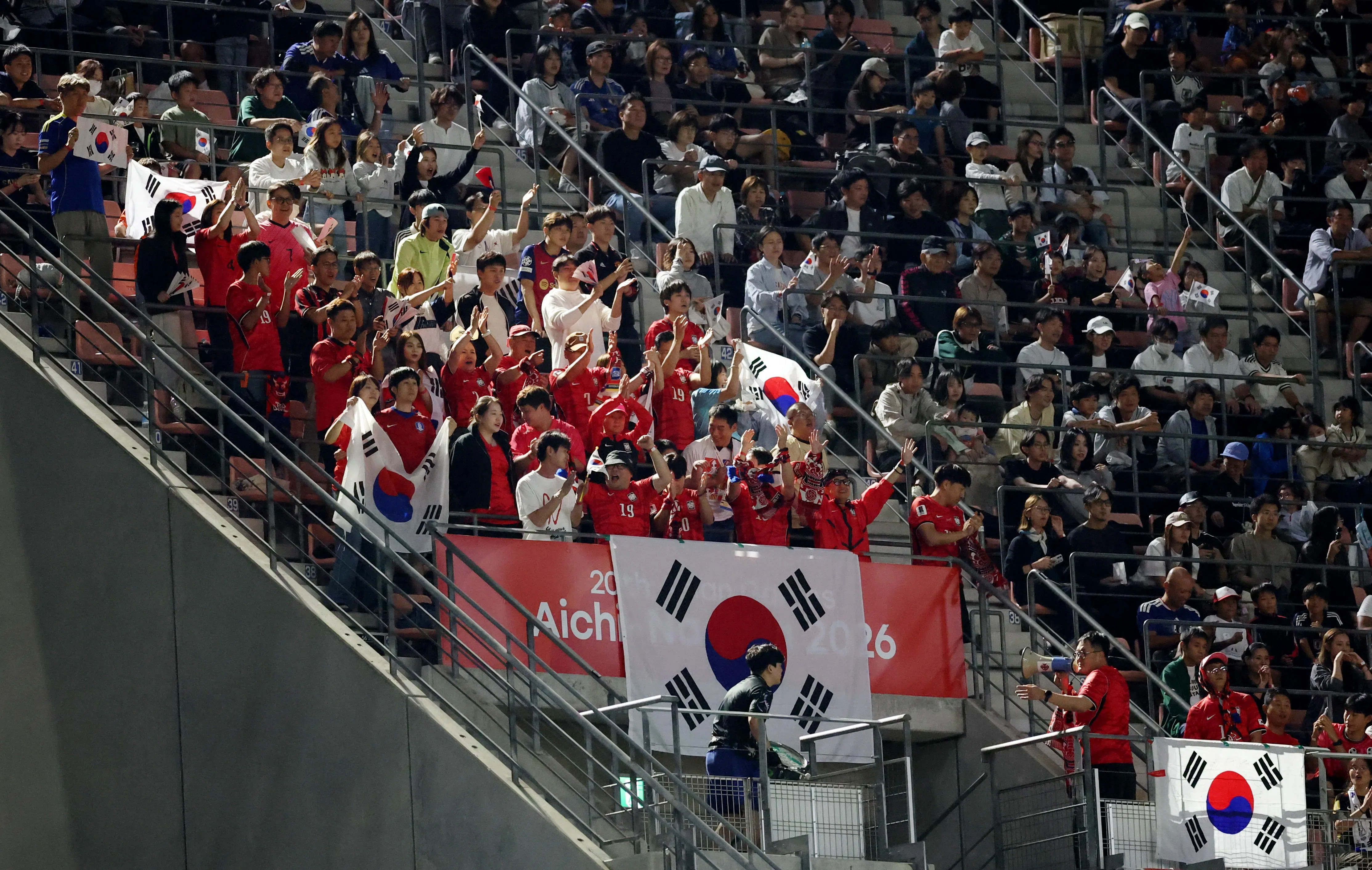 韩国球迷在比赛中为球队助威。（路透社）