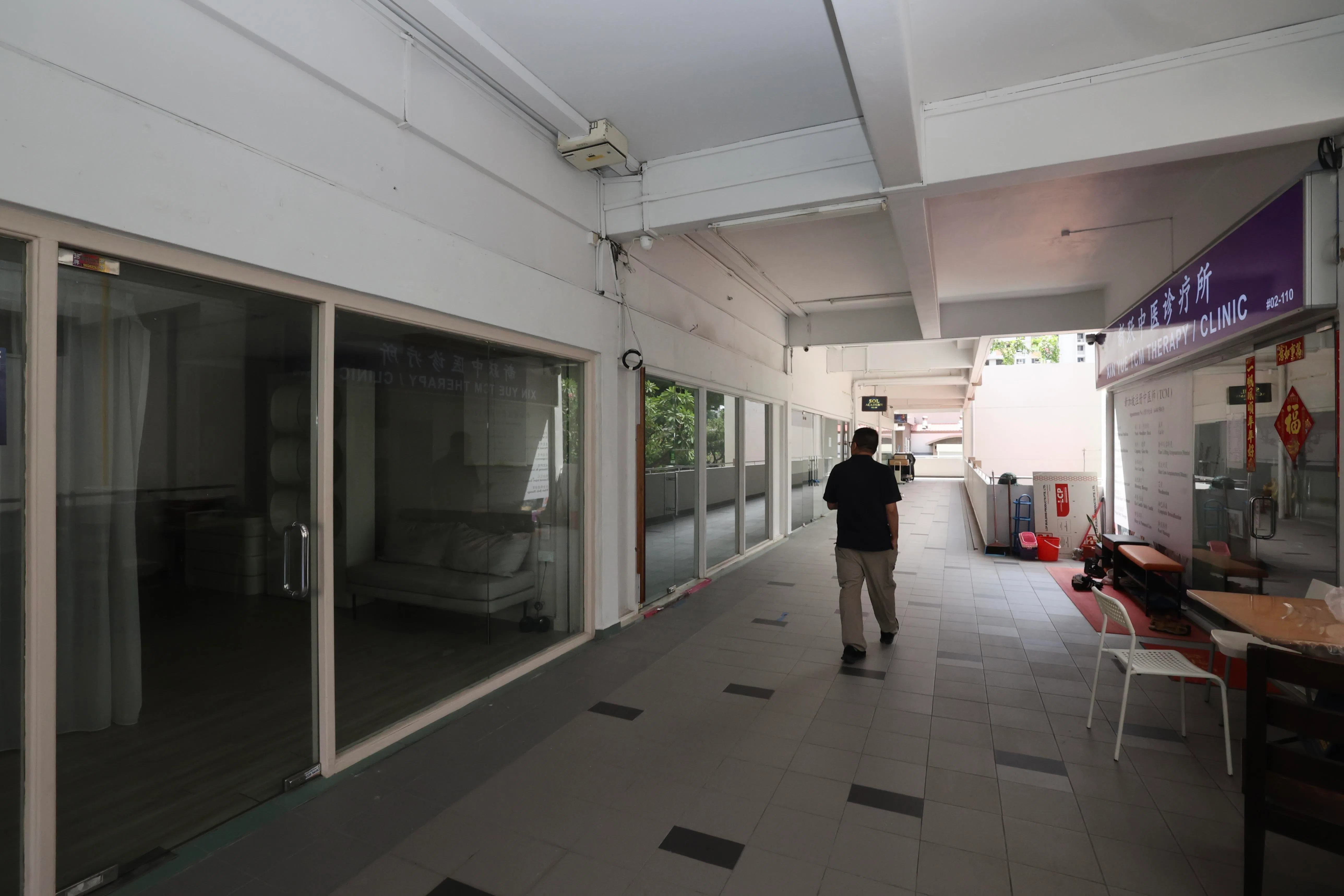 去年9月起，丹戎巴葛坊10家按摩院和美容院相继关门，一些店铺仍然空置，贴上招租广告。（邝启聪摄）