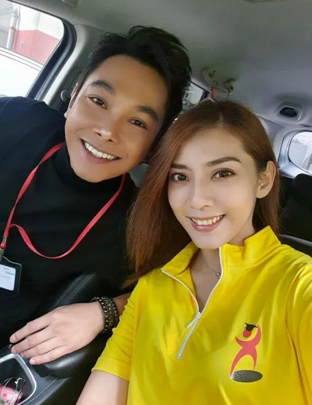 廖永谊（左）与女友交往四年，他感激对方在他人生低谷时不离不弃。（受访者提供）