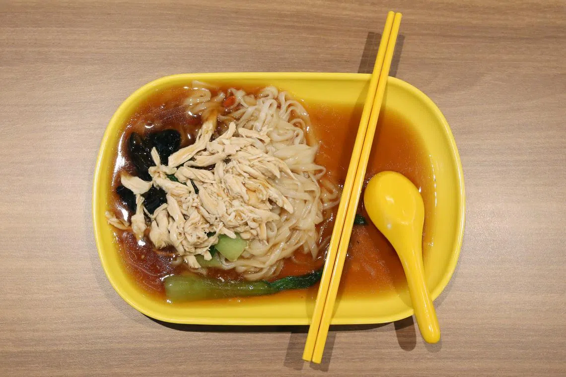 怡保沙河粉美味的关键之一在于汤汁，浓稠度要恰好，味道要馥郁入味，才能跟沙河粉融为一体，烹制出滑溜溜的甜润口感。（李姿仪摄）