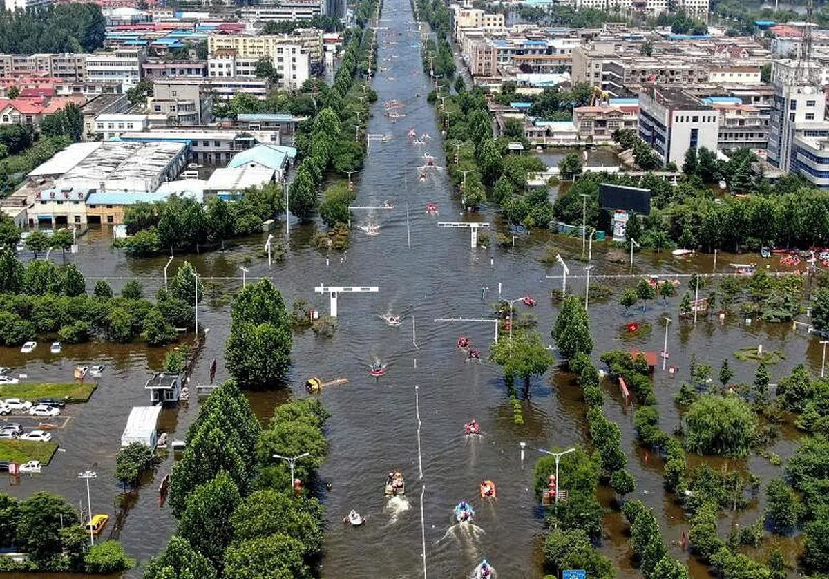 河南省新乡市卫辉城区昨天基本全部泡在水中。（法新社）
