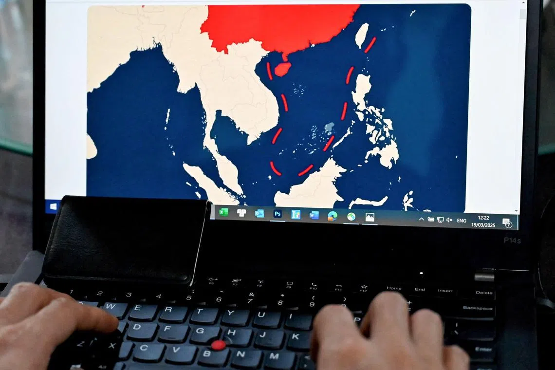 图中红色虚线就是中国主张的南中国海九段线。其中一款“娃三岁”的脸部图案被指类似九段线的形状。（法新社）