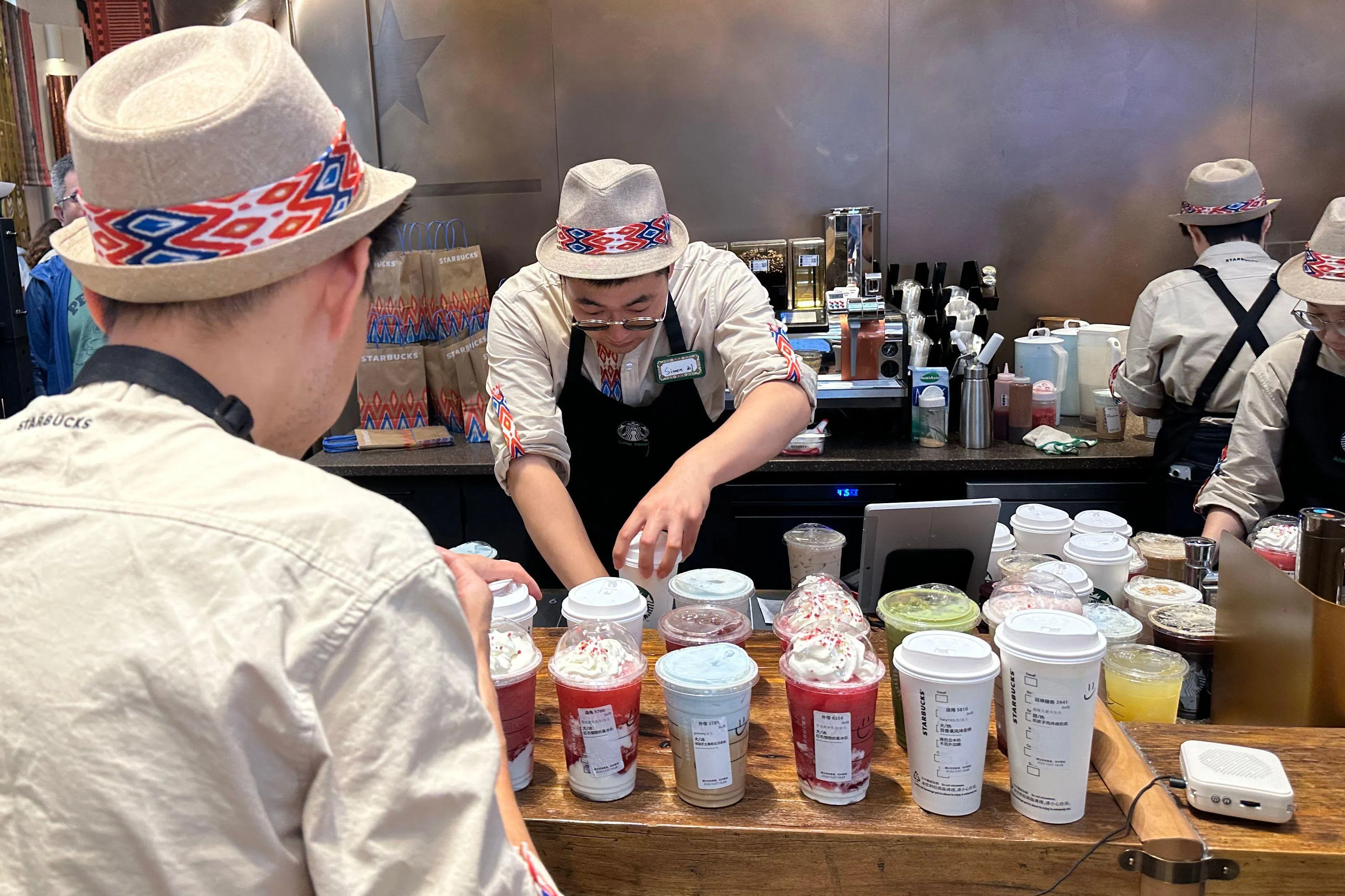 An employee makes coffee at a newly opened Starbucks store in the Grand Bazaar in Urumqi, Xinjiang, China, on 7 October 2026.（AFP）