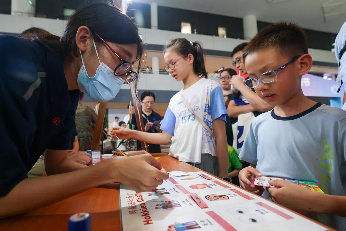 小朋友看图学习福建话，好玩又能学地道方言，在轻松互动中加深对本地文化的认识，还能把精美礼品带回家。（白艳琳摄）