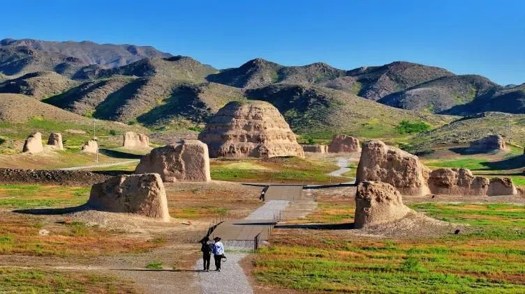 西夏陵四号陵。西夏陵遗址区空旷少遮阴，参观需做好防晒。如果是早上去，建议先游览遗址区，如果是下午去，可先逛博物馆。（银川市文化旅游广电局官网）
