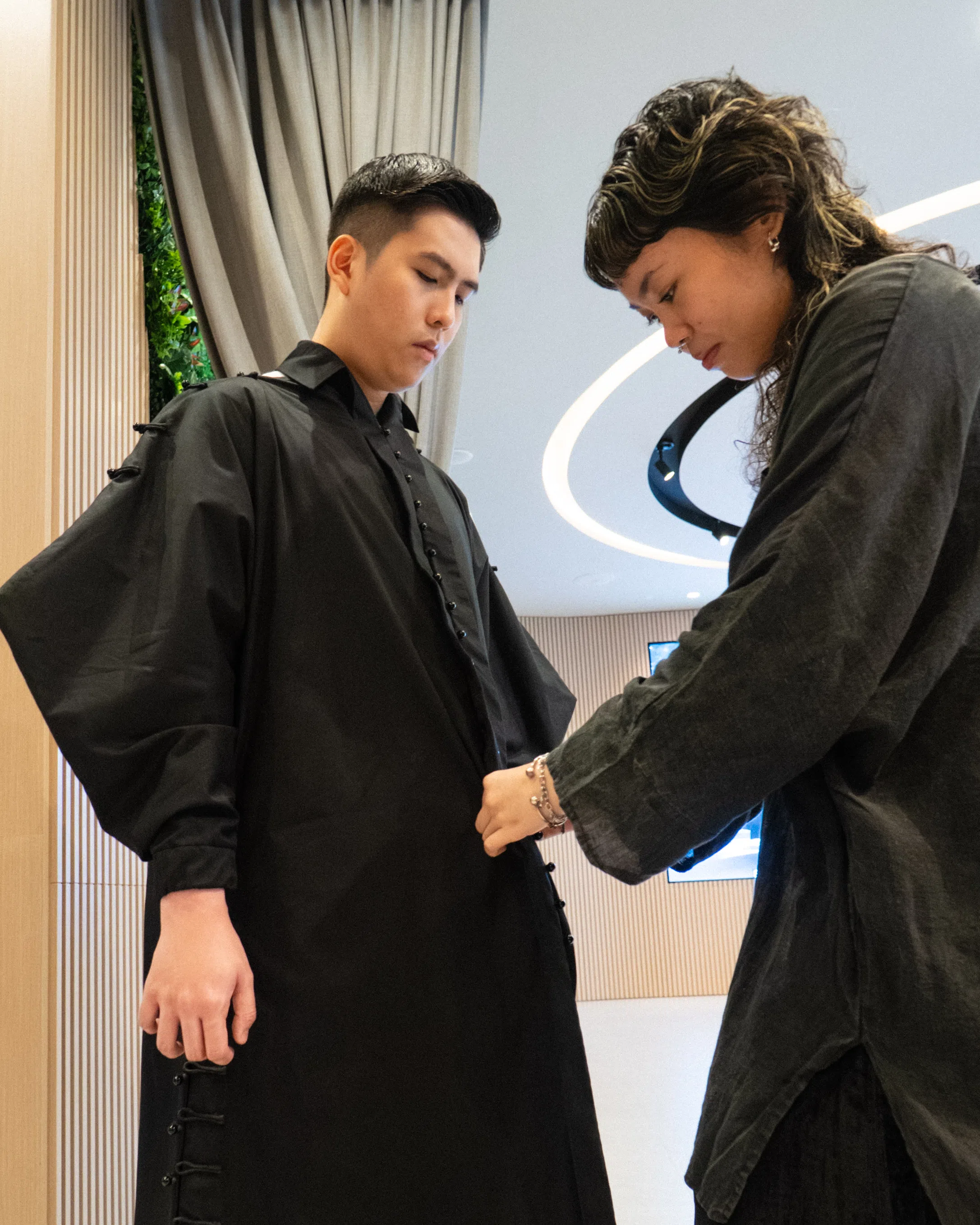 努尔西娅希拉这件衣服能从衬衫变成裤子，裤子又能变成上衣，玩味十足。（新加坡丰田提供）