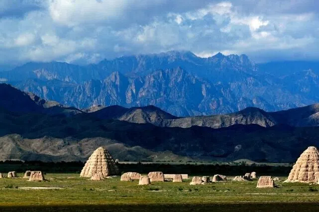 西夏陵三号陵。西夏陵位于宁夏银川贺兰山东麓，是西夏王朝（1038—1227年）陵墓遗址群，分布近40平方公里。（宁夏回族自治区官网）