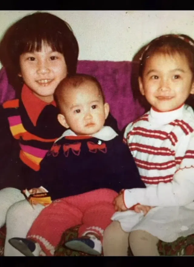 李玟（中）与两个姐姐童年合照。（取自instagram / @nancy_yauyetei）