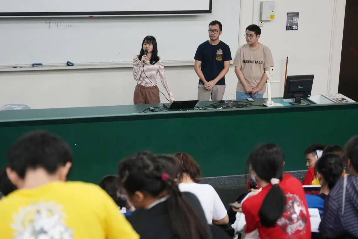 2023年招募第八代字食族专栏作者：《联合早报》副刊专栏《字食族》于2023年5月4日来到华侨中学（高中部），第四代字食族作者郭毅杰（中）和第七代字食族作者李彬铭（右）分享创作心得，早报副刊记者孙靖斐（左）则担任分享会的主持。（档案照）