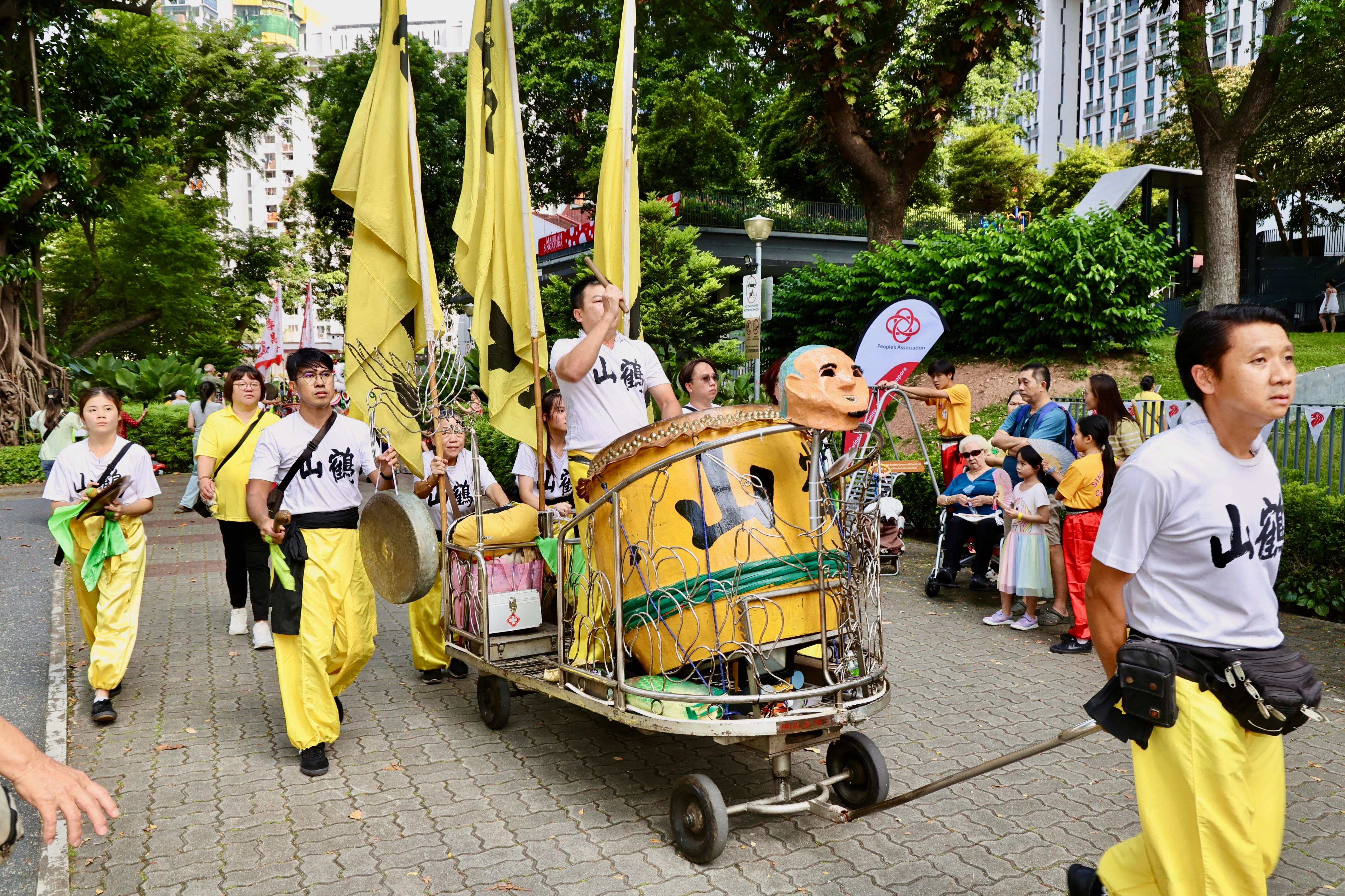 新加坡鹤山会馆武术醒狮团团长庄英申受访时说，鹤山舞狮注重鼓声情感与节奏，以及舞狮的形态，即通过舞步表达狮子的喜怒哀乐。（周国威摄）