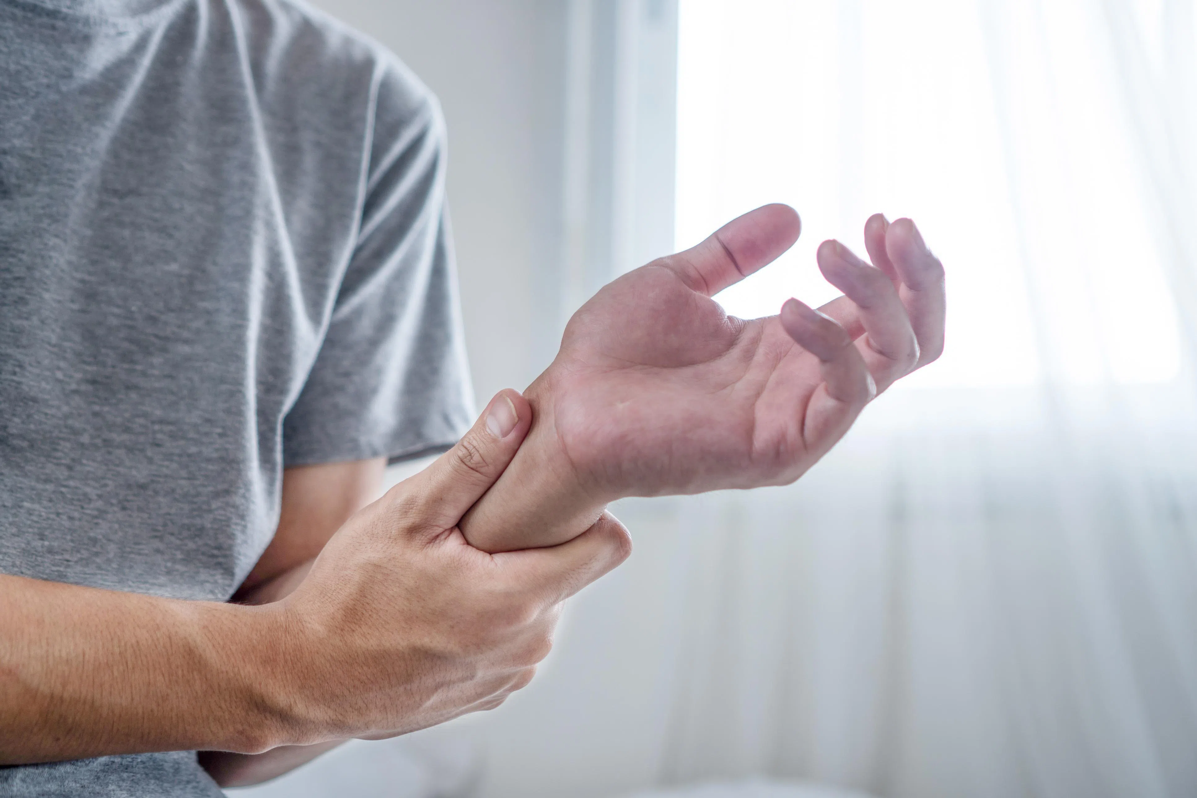 A mini-stroke and a stroke have similar symptoms, including sudden facial drooping, numbness or weakness on one side of the body, and problems with balance and coordination.（Photo: iStock）