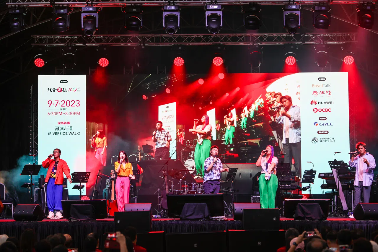 本地人声组合麦克疯以跨时代组曲开场。（白艳琳摄）