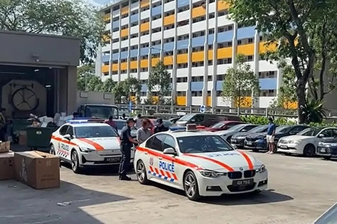一名男子正被警方上铐，相信他就是肇事司机。（取自TikTok）