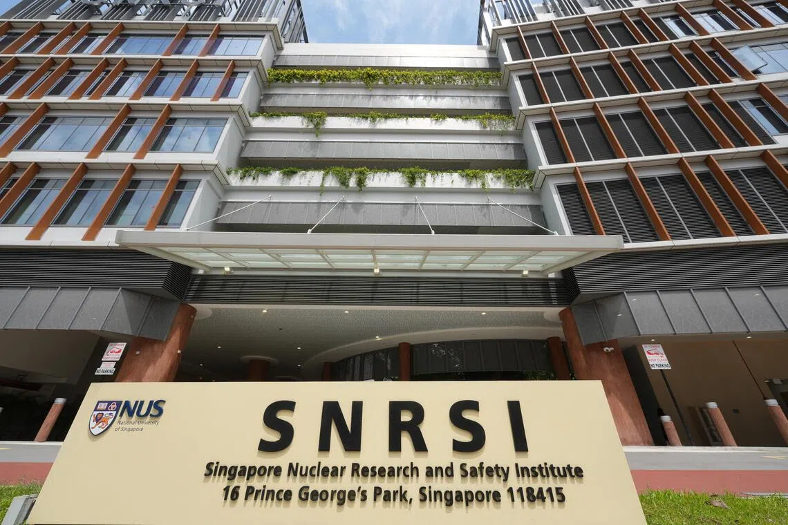 设在新加坡国立大学校内的新加坡核研究与安全院占地1万2900平方米，楼高五层，地下层设实验室。（谢智扬摄）