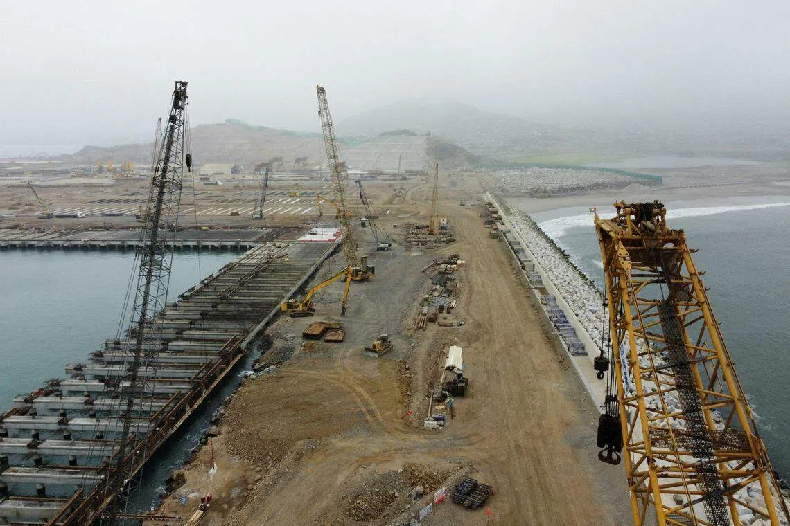 钱凯港预计在今年11月建成后，直达中国的海上航线将比传统经美国西海岸港口的航线节省约10天航程。图为建设中的钱凯港，摄于2023年8月22日。（路透社）