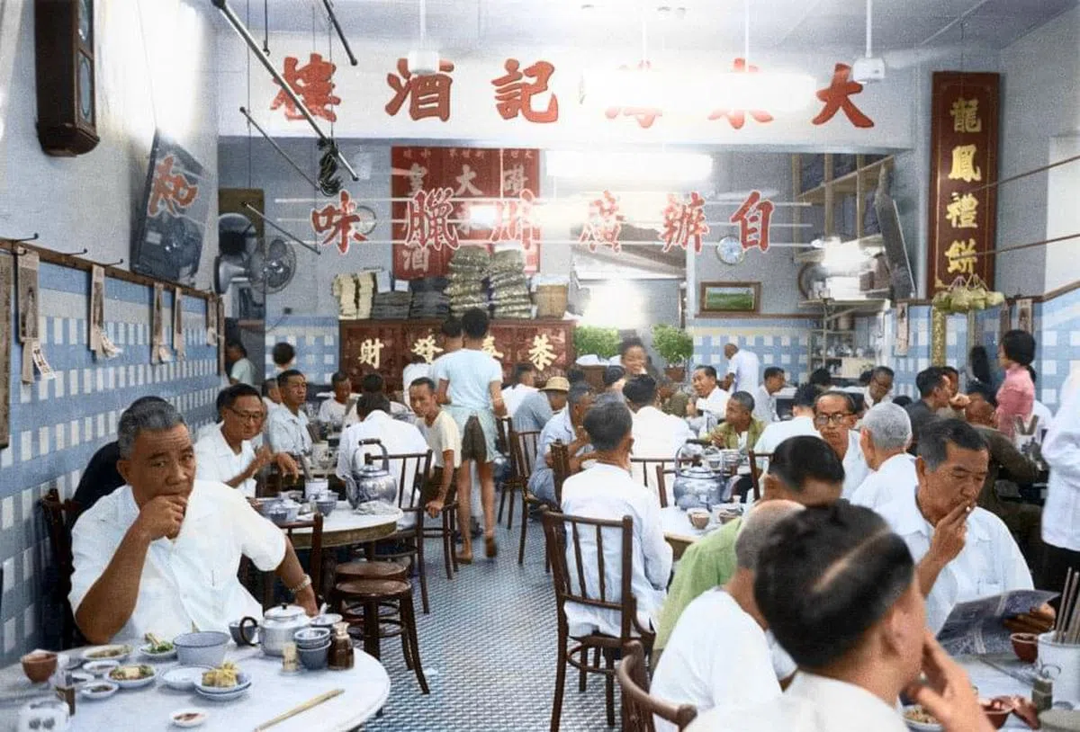 1960年代，新加坡一家咖啡店，徐宗懋与团队为黑白照片上色后，让人们有如回到当年。（受访者提供）