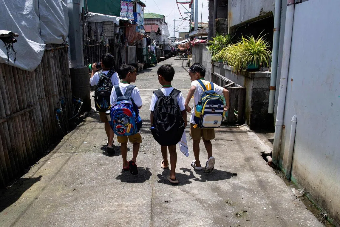 普加德岛的学校每天根据潮汐调整课程安排，以防止学生感染潮水传播的疾病。（法新社）
