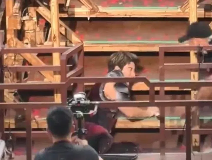 王力宏被钢丝绊倒重摔瞬间。（互联网）