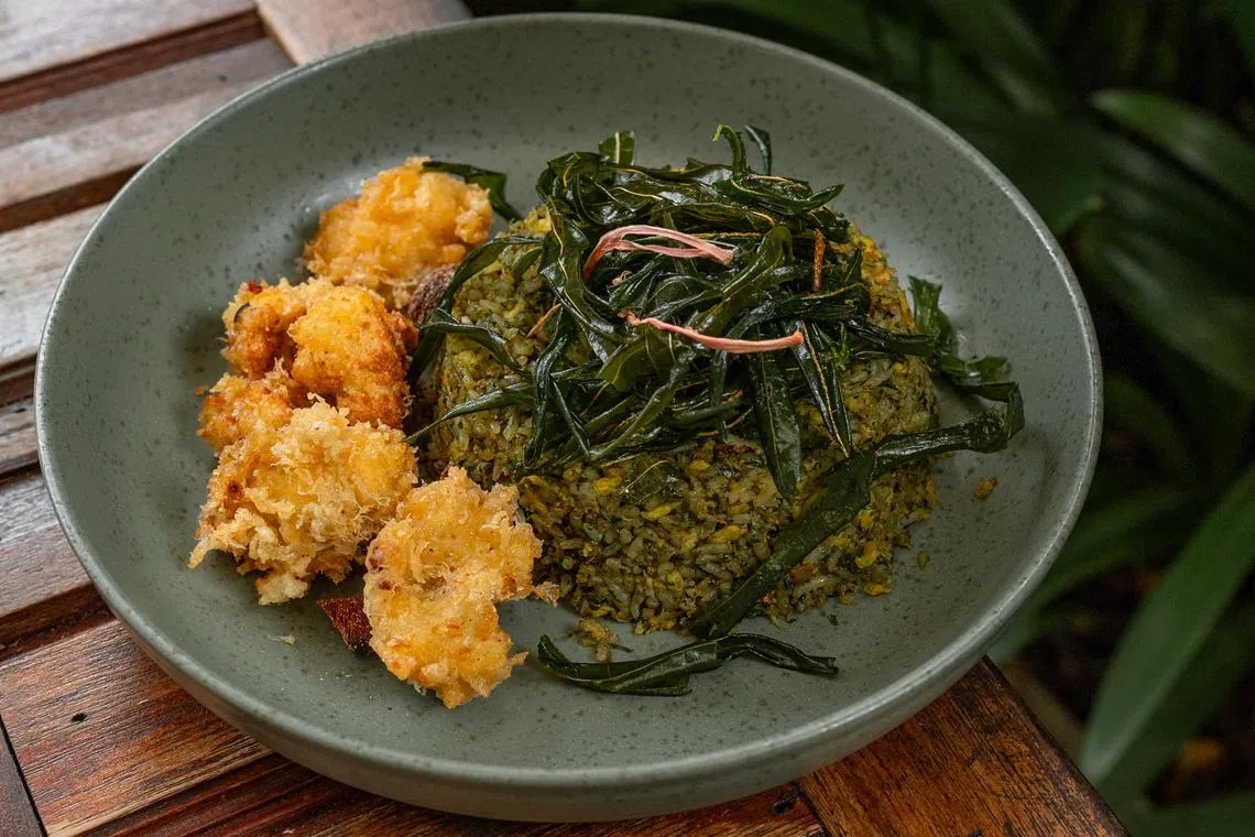 雨林炒饭，以木薯叶、炸花椰菜等，搭配炒饭。（餐馆提供）