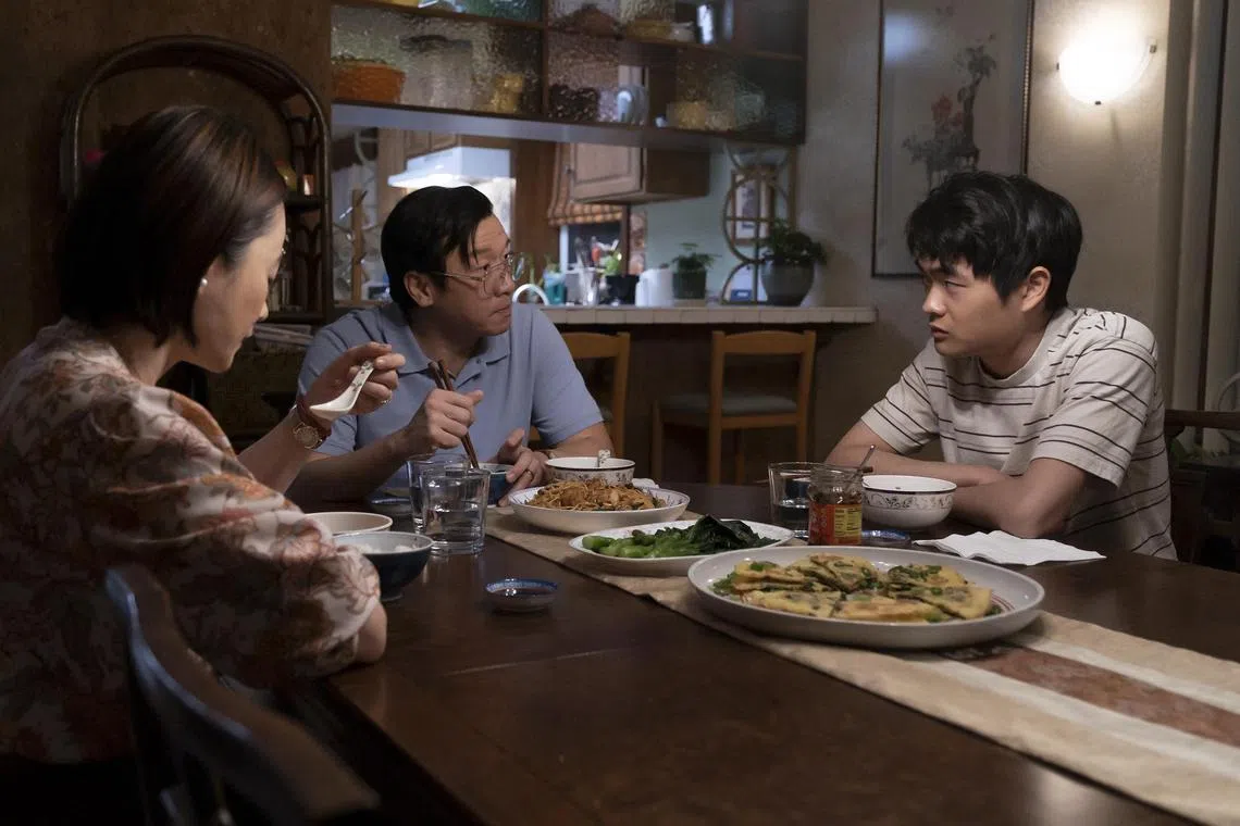 杨雁雁（左起）、黄经汉和王班在《美生华人》中饰演一家人。（迪士尼提供）