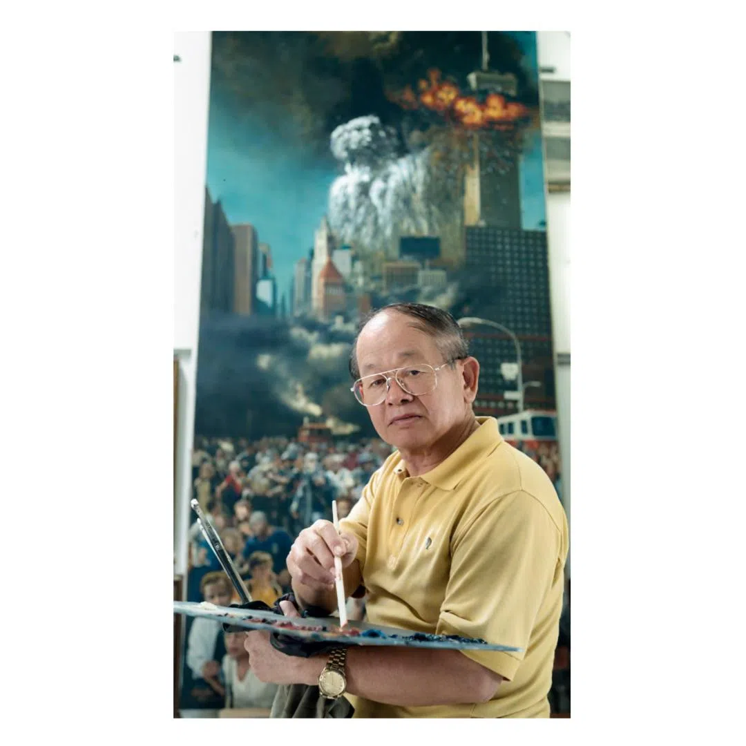 艺术家赖桂芳与背后的美国九一一事件油画。（赖桂芳家属提供）