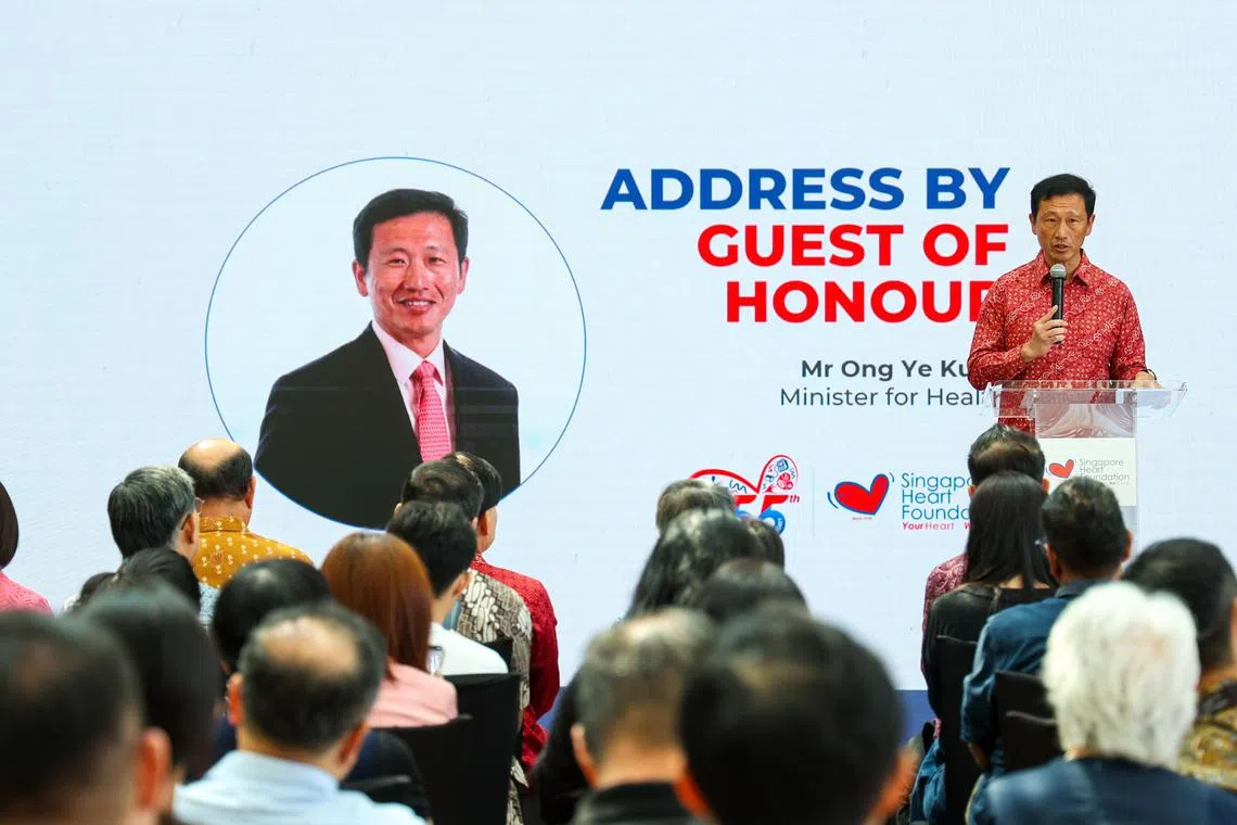卫生部长王乙康出席新加坡心脏基金会55周年庆时，宣布当局将在2027年中，推出针对盐、酱料、快熟面和食用油的营养等级标签。（林明顺摄）
