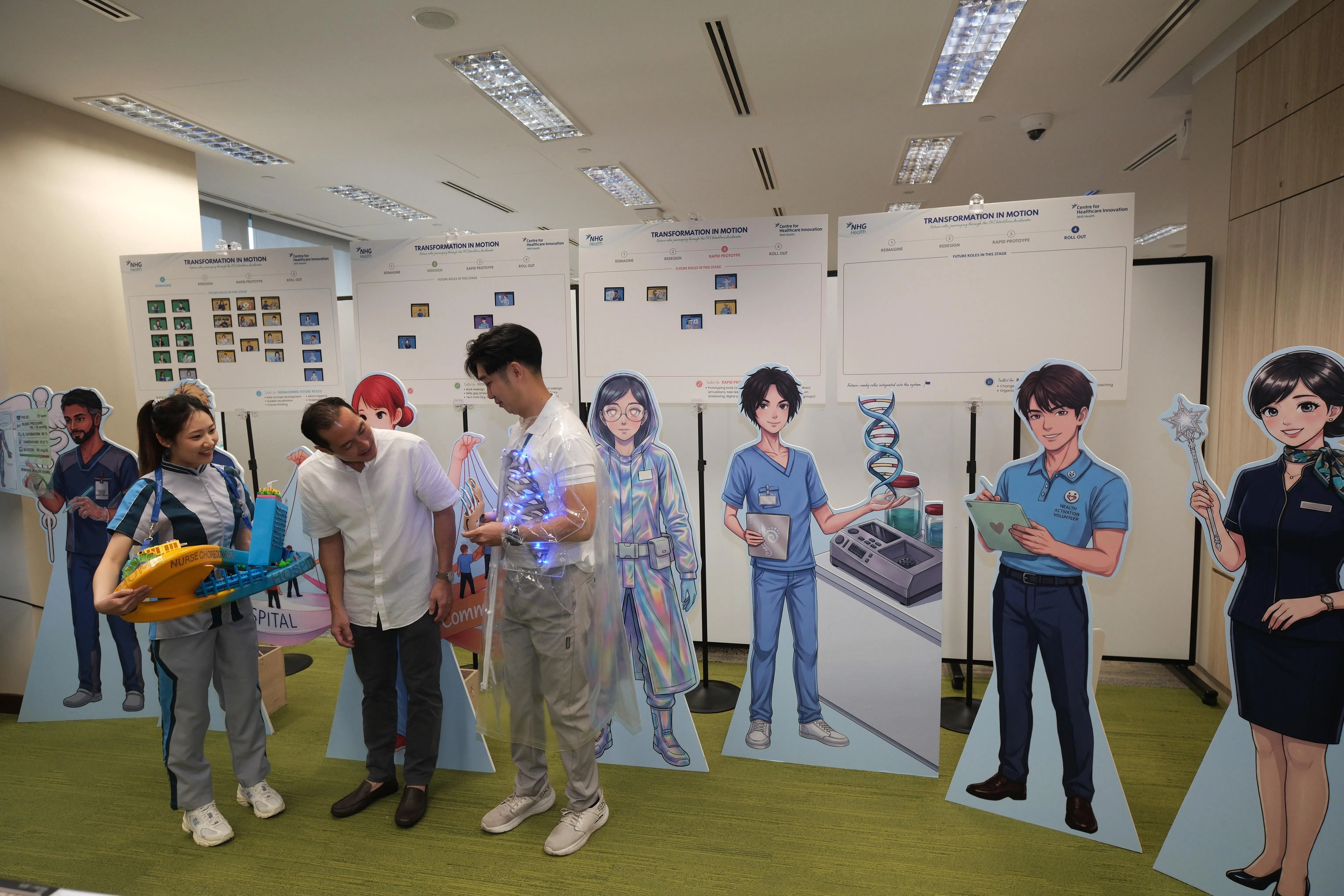 数码发展及新闻部兼保健卫生部高级政务部长陈杰豪（左二）星期四（7月2日）出席创新论坛，也了解了重新构思的各种未来医疗保健岗位。（曾坤顺摄）