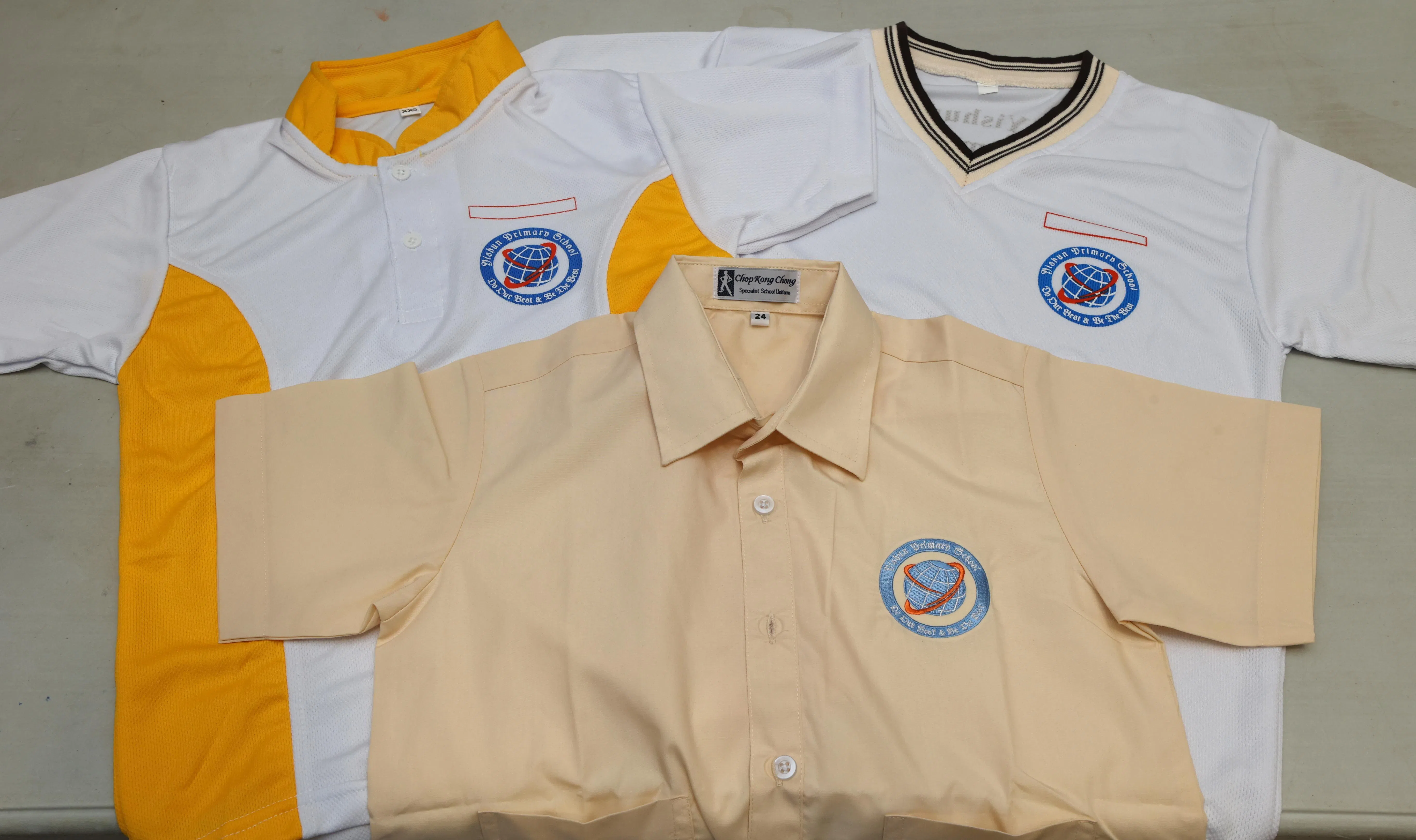 经营校服生意的公昌号行政经理吴文达说，义顺小学是比较早采用三件校服的学校。约三四年前，学校将原是立领的这件进一步改良推出多一款针对小一小二生的V领，更加舒适通风。家长佳佳说，V领透气上衣不仅热天穿着更舒服，洗后还更容易干，希望可以推广到所有年级。（邝启聪摄）